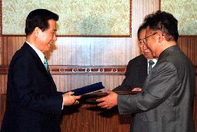 2 Kims exchange pact on working toward reconciliation, unificati